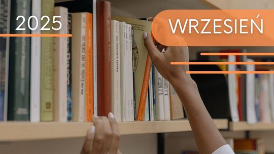 Zdjęcie przedstawia kobiecą dłoń sięgająca po książkę