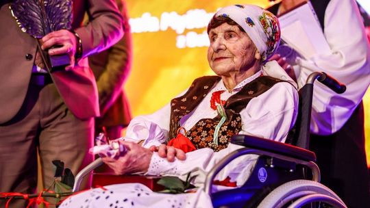 zdjęcie przedstawia kobietę na wózku w stroju bobowskim