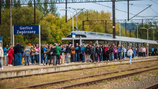 na peronie stacji gorlice zagórzany stoi tłum osób