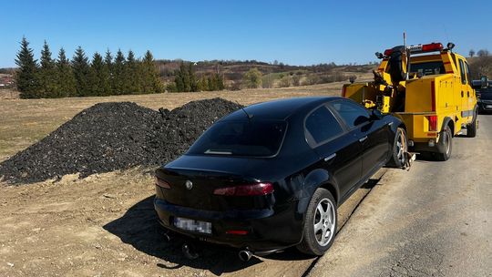 zdjęcie przedstawia pojazd Alfy Romeo na lawecie