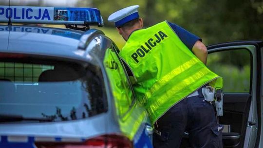 Policjant podczas kontroli drogowej