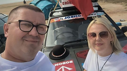 zdjęcie przedstawia kobietę i mężczyznę w tle samochód