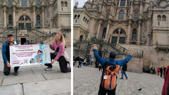 mężczyzna z plecakiem i kobieta na tle katedry