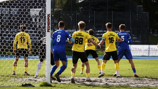 Trzebinia zaskoczyła Glinik. Gol w doliczonym czasie przesądził o wyniku zdjęcie przedstawia zawodników podczas meczu piłki nożnej