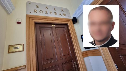 zdjęcie przedstawia wejście na salę sądową w tle zamazany portret mężczyzny w koloratce