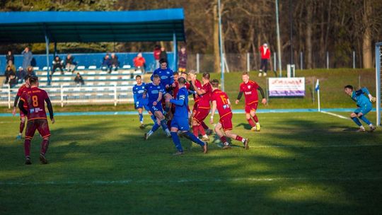 zdjęcie przedstawia piłkarzy podczas meczu