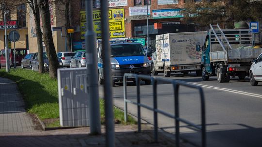 Policyjny radiowóz jedzie ulicą Legionów w Gorlicach