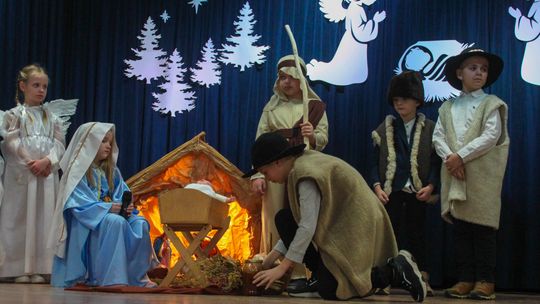 zdjęcie przedstawia przedstawienie jasełkowe wykonane przez grupę dzieci