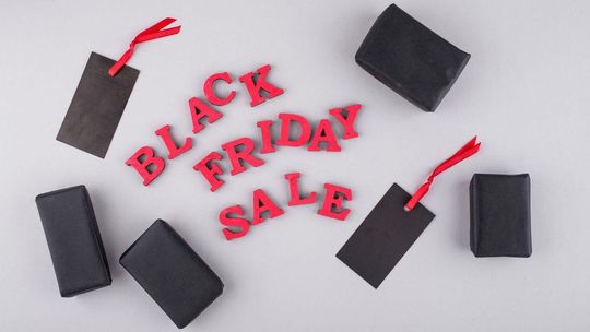 5 rzeczy, których nie powinieneś robić w Black Friday zdjęcie przedstawia metki, leżące na biurku