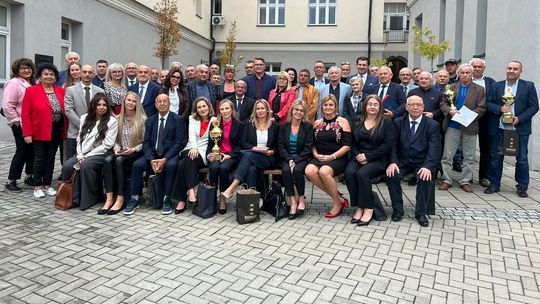 duża grupa osób stojąca i siedząca na krzesełkach na dziedzińcu ratusza w gorlicach