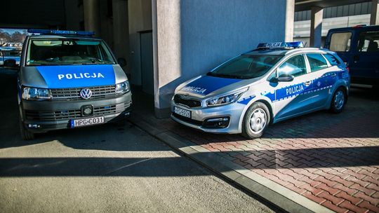 55-letni odbierak sam zgłosił się na komisariat. Policja wyjaśnia zaskakującą sprawę mieszkanki Gorlic Zdjęcie przedstawia samochody policyjne
