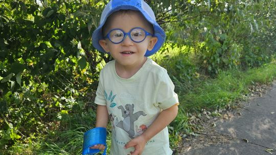 zdjęcie przedstawia chorego chłopczyka