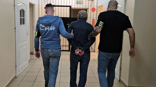 Zdjęcie przedstawia doprowadzonego do aresztu odbieraka