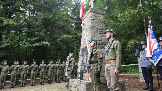 zdjęcie przedstawia żołnierzy pod pomnikiem