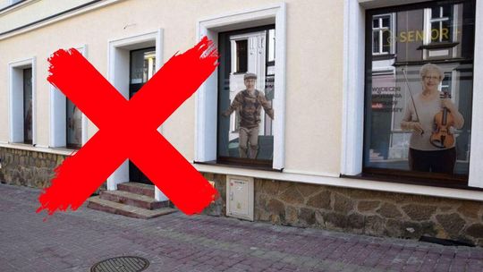 zdjęcie przedstawia grafikę czerwonego krzyżyka na zdjęciu budynku przy ulicy