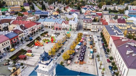 Zdjęcie przedstawia rynek gorlicki z lotu ptaka