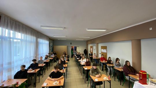 zdjęcie przedstawia sale lekcyjną wypełnioną uczniami w ławkach