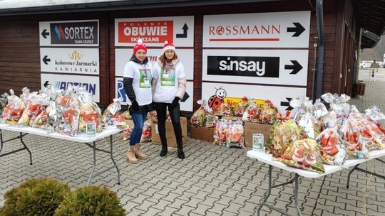 zdjęcie przedstawia wolontariuszki z paczkami słodyczy