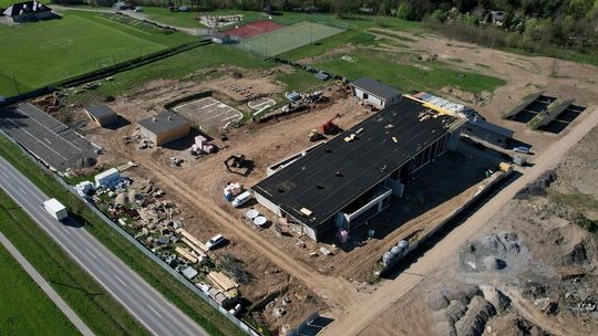 zdjęcie przedstawia budowę na polu