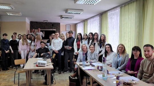 Zdjęcie przedstawia uczniów i jury w szkole