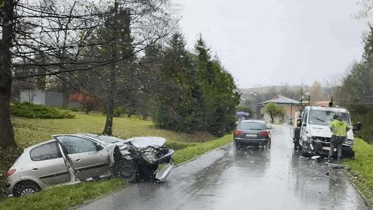 Wójtowa. Zderzenie osobówki i pojazdu dostawczego zdjęcie przedstawia dwa pojazdy uszkodzone na drodze