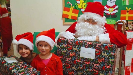 Zdjęcie przedstawia dzieci z Św. Mikołajem