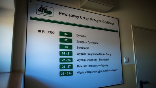 zdjęcie przedstawia tablicę ogłoszeń na korytarzu