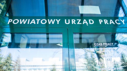 zdjęcie przedstawia napis nad drzwiami do budynku, powiatowy urząd pracy