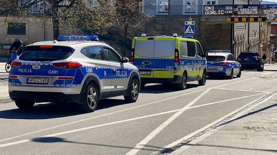 Zdjęcie przedstawia radiowóz policyjny