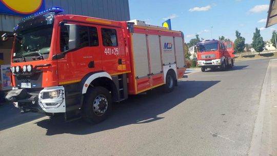 zdjęcie przedstawia samochód straży pożarnej na ulicy przed marketem w Gorlicach