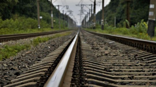 Zdjęcie przedstawia tory kolejowe