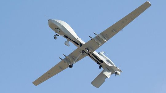 dron wojskowy w powietrzu