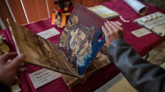 zdjęcie przedstawia książkę z podobizną mężczyzny