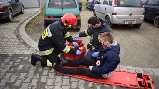 Autobus uderza w stację paliw, strażacy ćwiczą