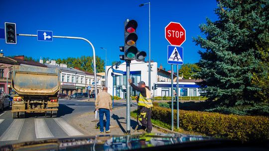 robotnicy przy słupie sygnalizacji świetlnej w Gorlicach