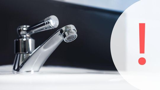 Zdjęcie przedstawia kran z wodą