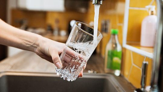 Szklanka napełniana wodą z kranu