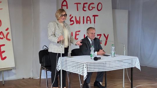 zdjęcie przedstawia kobietę i mężczyznę na scenie
