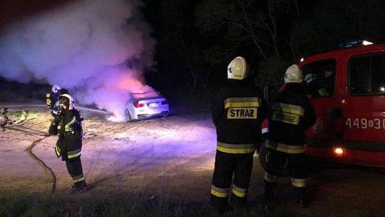 Bednarka: pożar samochodu, poszło z dymem około 250 tysięcy złotych.