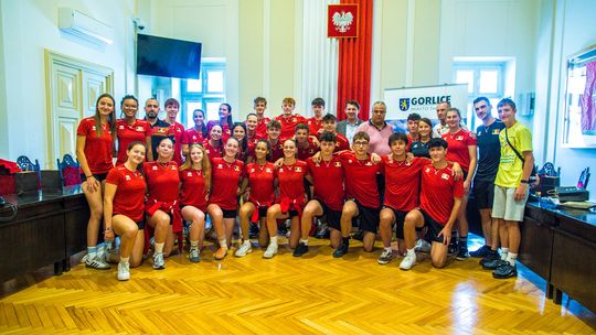 zdjęcie przedstawia grupę osób z jednolitych sportowych strojach