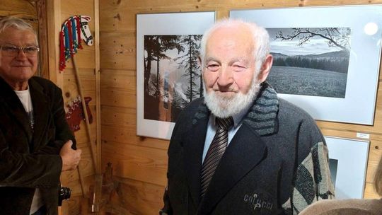 mężczyzna z broną, w tle zdjęcia