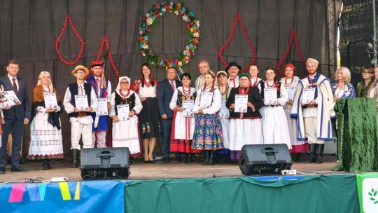 grupa wykonawców na scenie