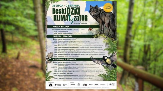 zdjęcie przedstawia grafikę wilka i sikorki, w tle drzewa