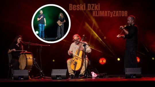 trzy osoby na scenie gorlickiego centrum kultury podczas beskidzkiego klimatyzatora