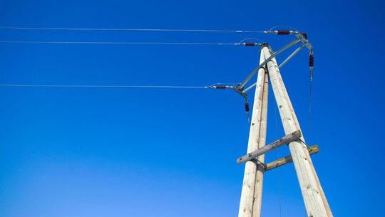 Całkowicie bez prądu przez kilka godzin – planowane prace energetyków w powiecie gorlickim zdjęcie przedstawia słup energetyczny