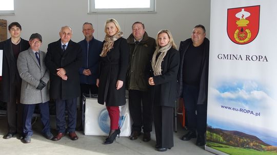 zdjęcie przedstawia grupę osób stojących w garażu