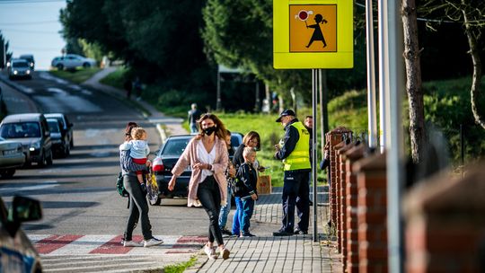 Bezpieczna droga do szkoły. Towarzyszyliśmy policjantom w czasie akcji przy podstawówce w Libuszy [FOTO/VIDEO]