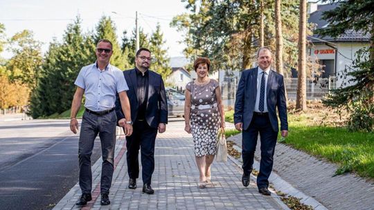 Zdjęcie przedstawia przedstawicieli władzy na chodniku