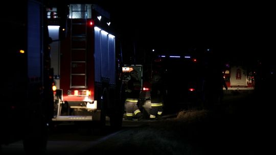 samochody strażackie w nocy