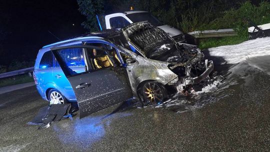 zdjęcie przedstawia spalony samochód